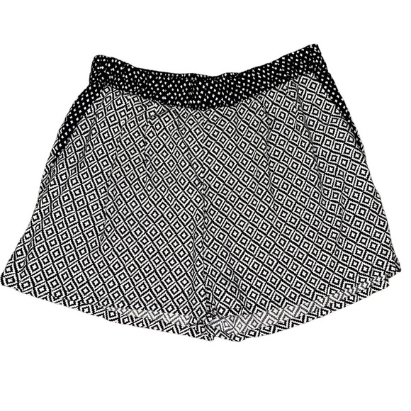 H&M Black And White Tribal Printed Stretch Pull on Viscose Shorts Casual Size 12 - Picture 3 of 7